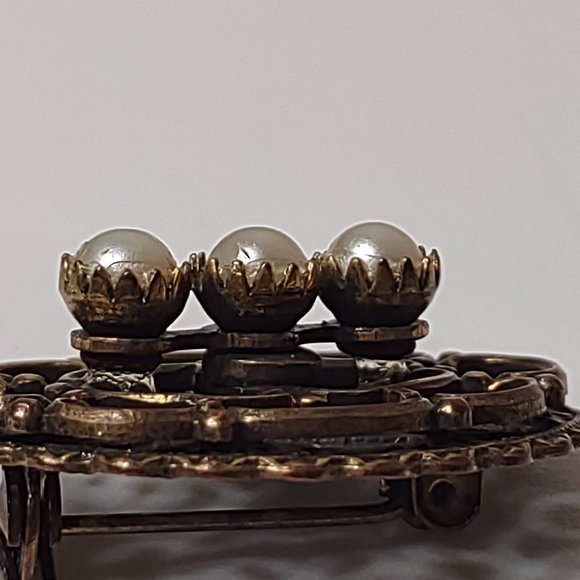 Vintage Oval Shaped 3 Faux Pearl Little Cute Metal Brooch - Picture 6 of 14